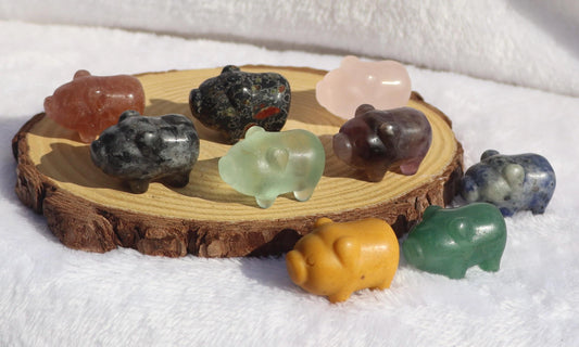 Mini Crystal Pig Carving: Collectible Stone Figurine
