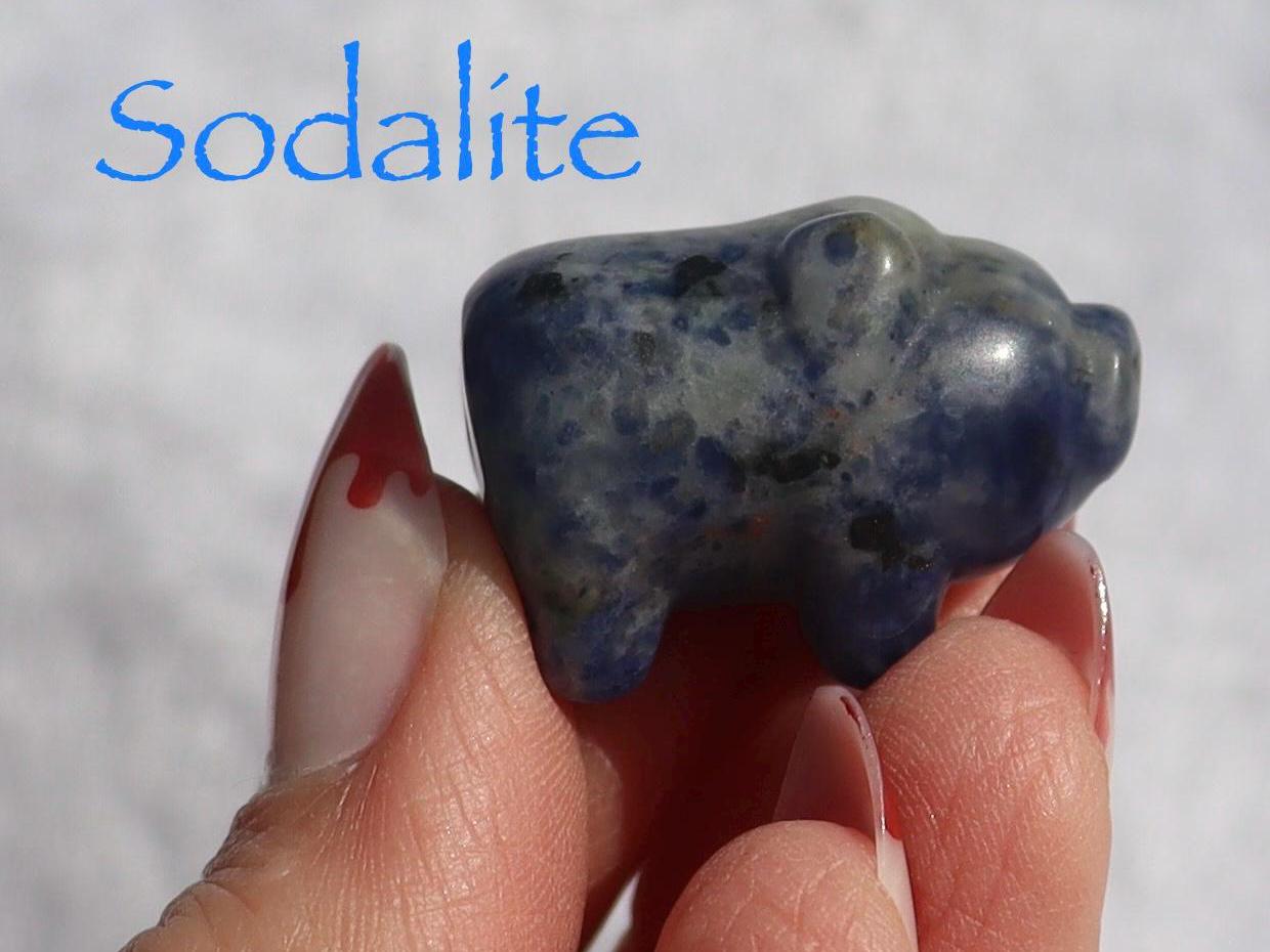 Mini Crystal Pig Carving: Collectible Stone Figurine